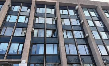 Внаслідок ворожої атаки пошкоджено приміщення податкової у Кривому Розі