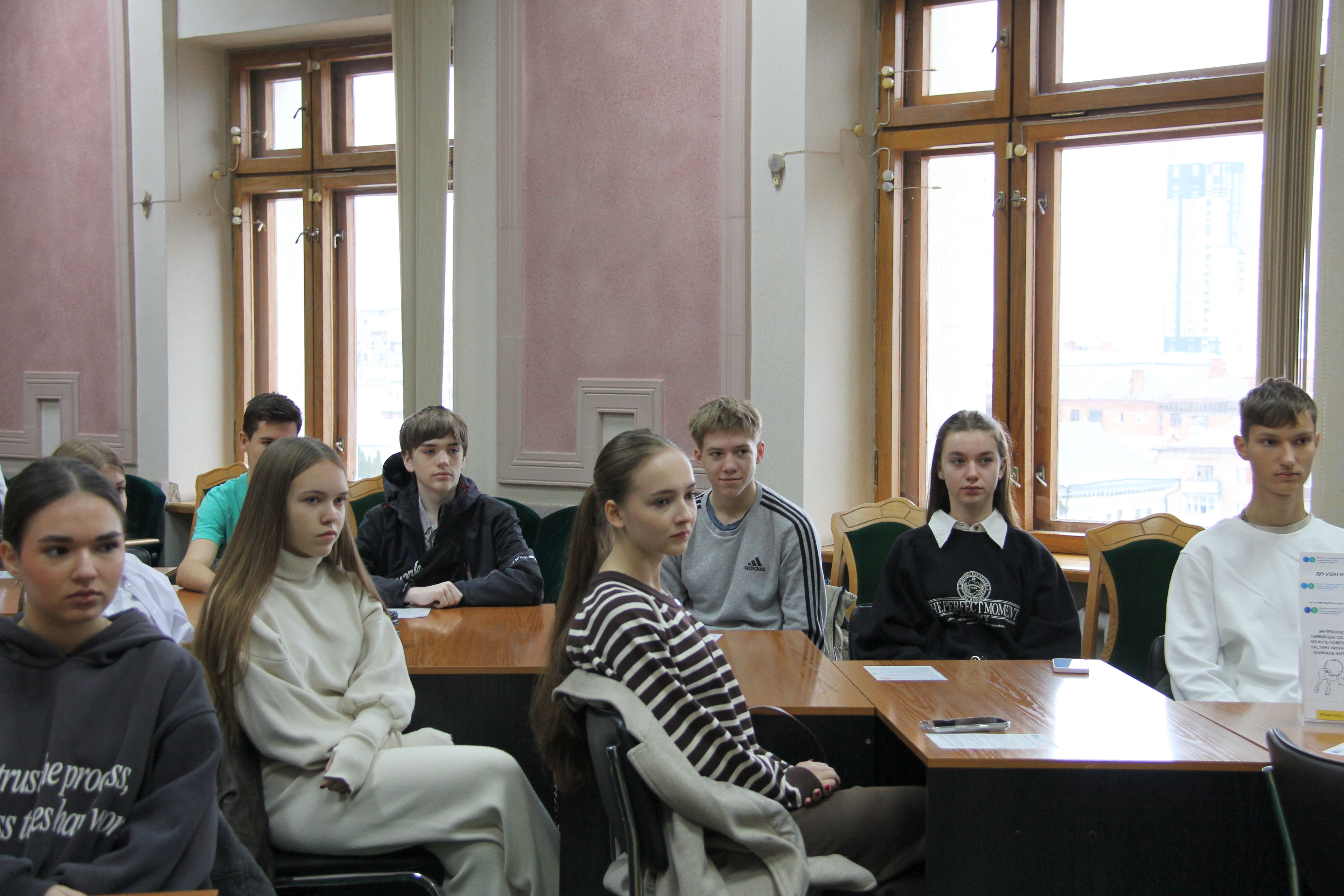 Майбутні платники – у податковій: черкаським школярам  провели екскурсію Головним управлінням. Фото № 2/1