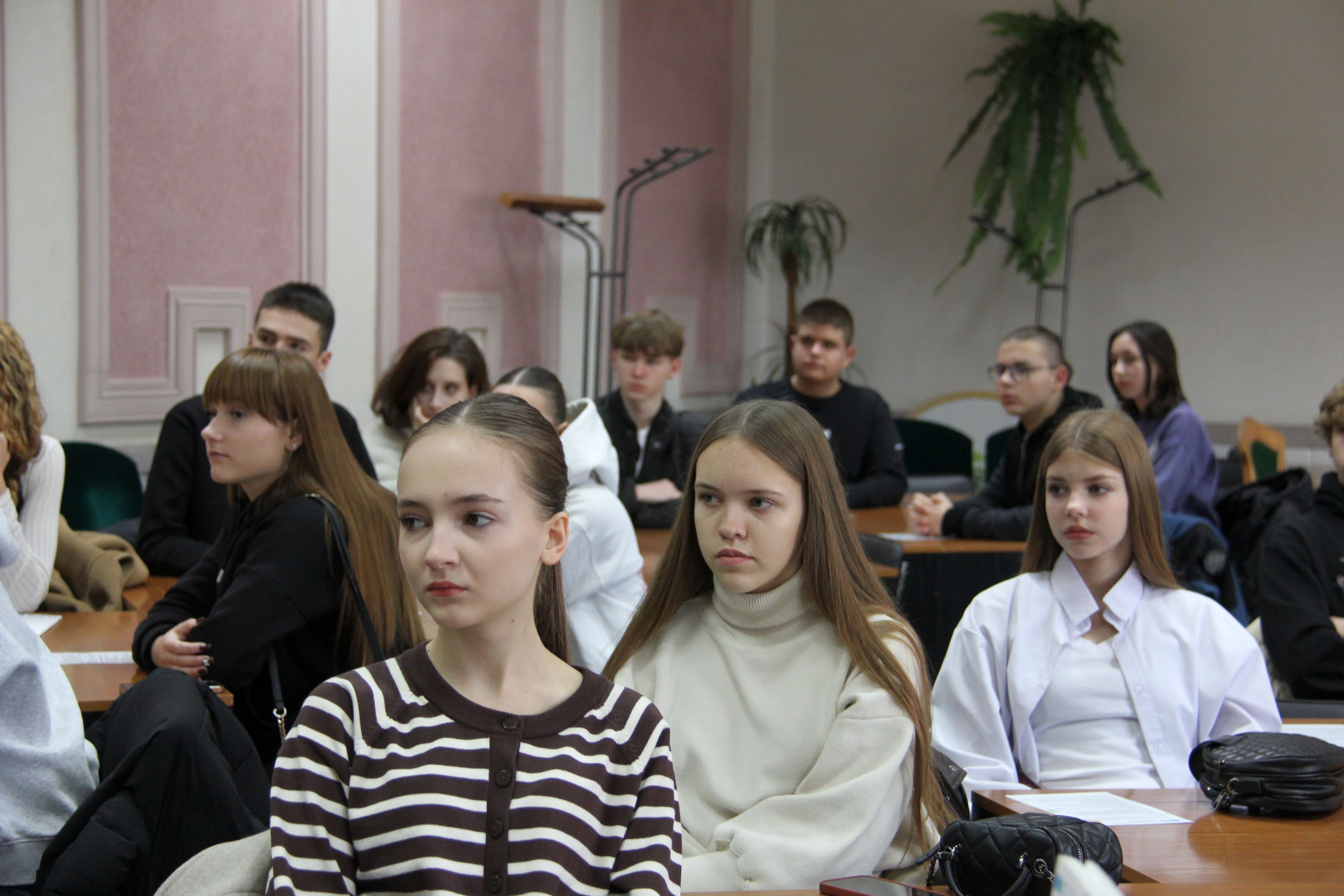 Майбутні платники – у податковій: черкаським школярам  провели екскурсію Головним управлінням. Фото № 5/4