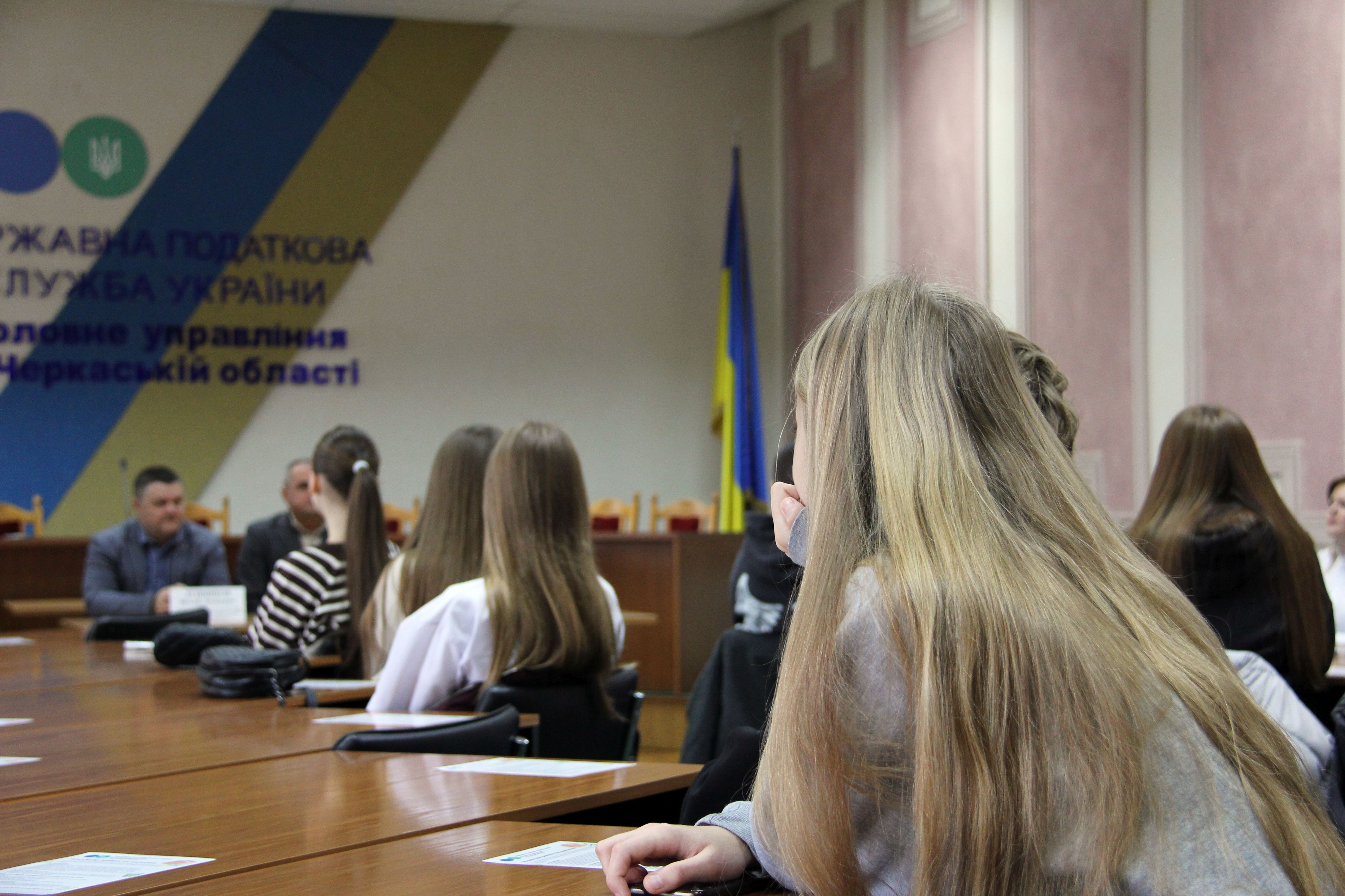 Майбутні платники – у податковій: черкаським школярам  провели екскурсію Головним управлінням. Фото № 8/7