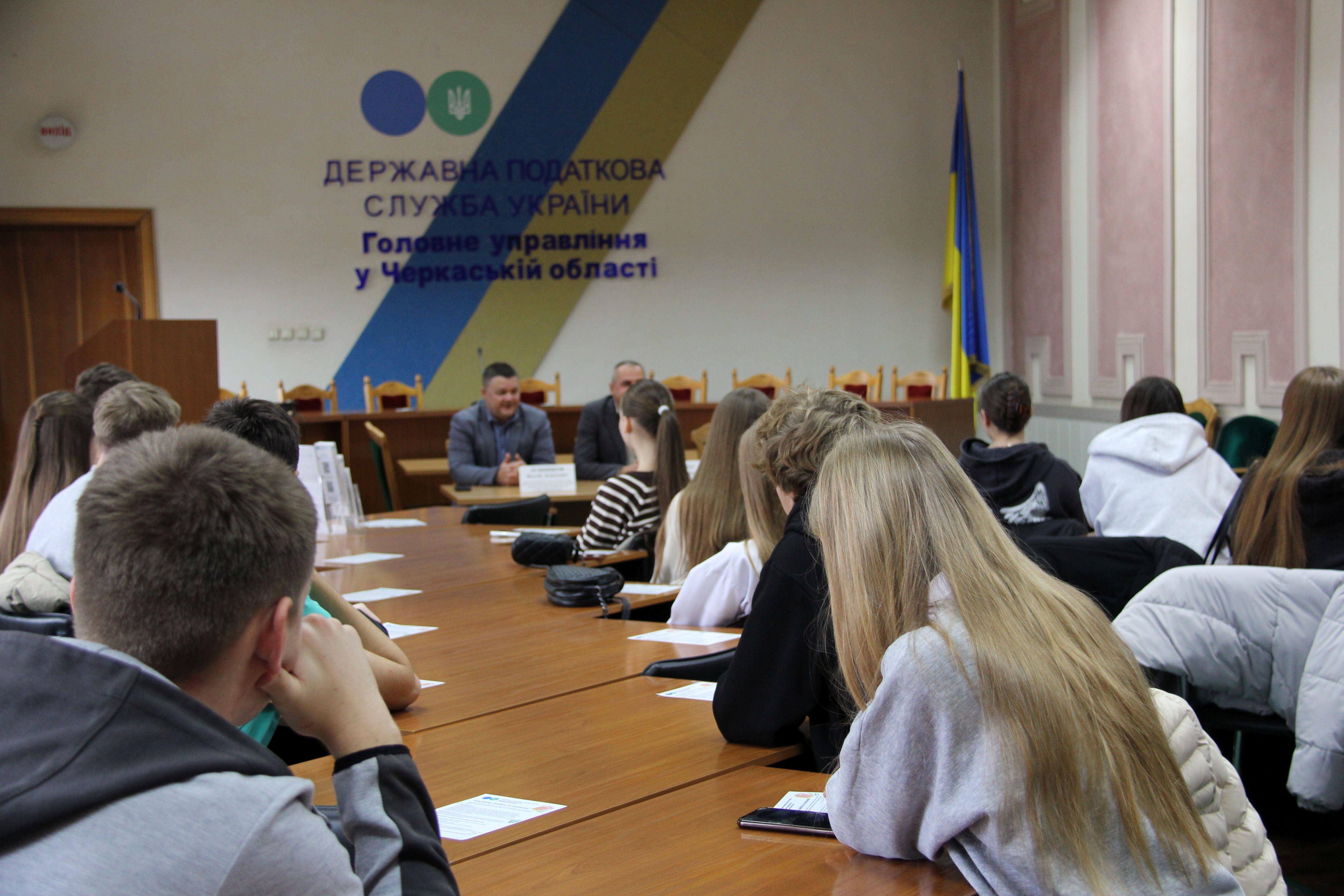 Майбутні платники – у податковій: черкаським школярам  провели екскурсію Головним управлінням. Фото № 11/10