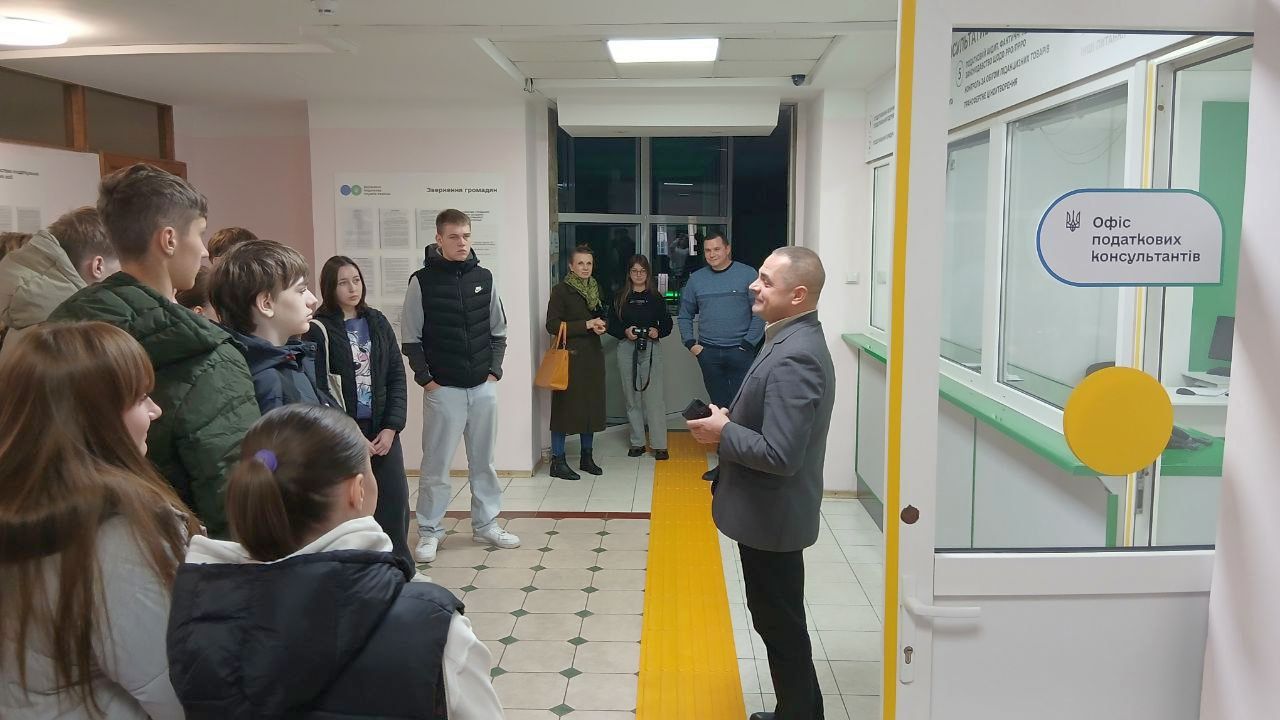 Майбутні платники – у податковій: черкаським школярам  провели екскурсію Головним управлінням. Фото № 14/13