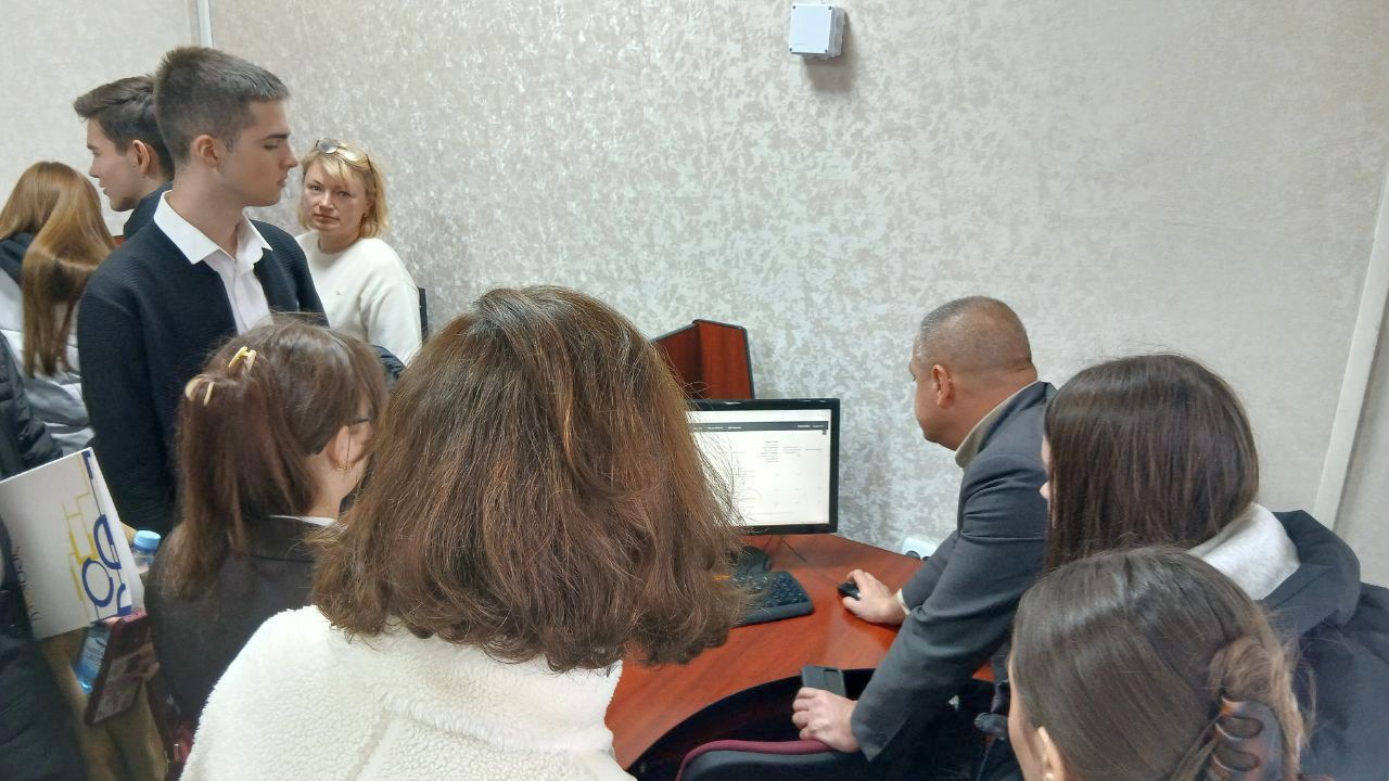 Майбутні платники – у податковій: черкаським школярам  провели екскурсію Головним управлінням. Фото № 15/14