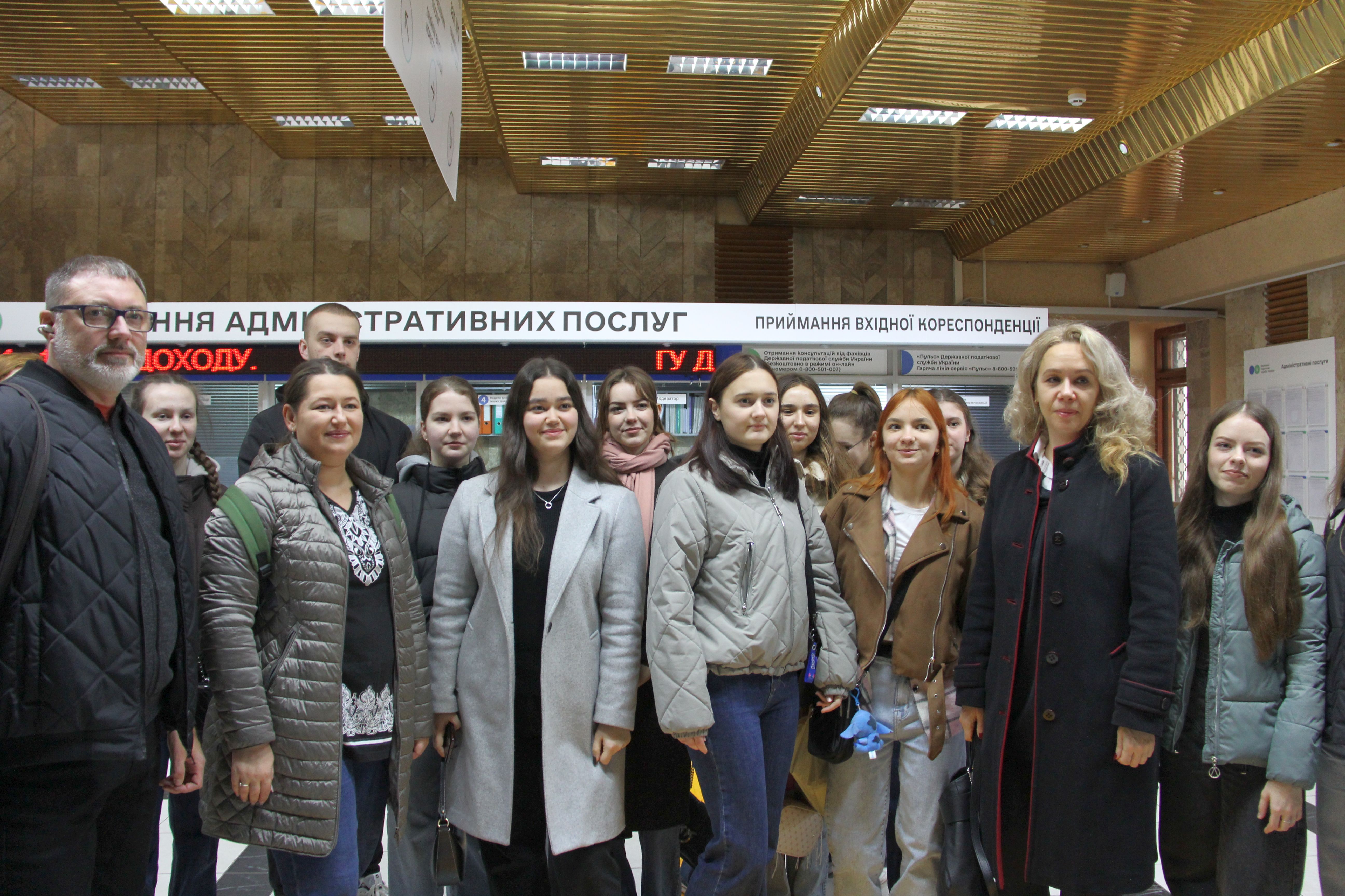 Екскурсія у світ податків: студенти ЧНУ ім. Б. Хмельницького та ЧДТУ з візитом в обласній податковій. Фото № 1/0