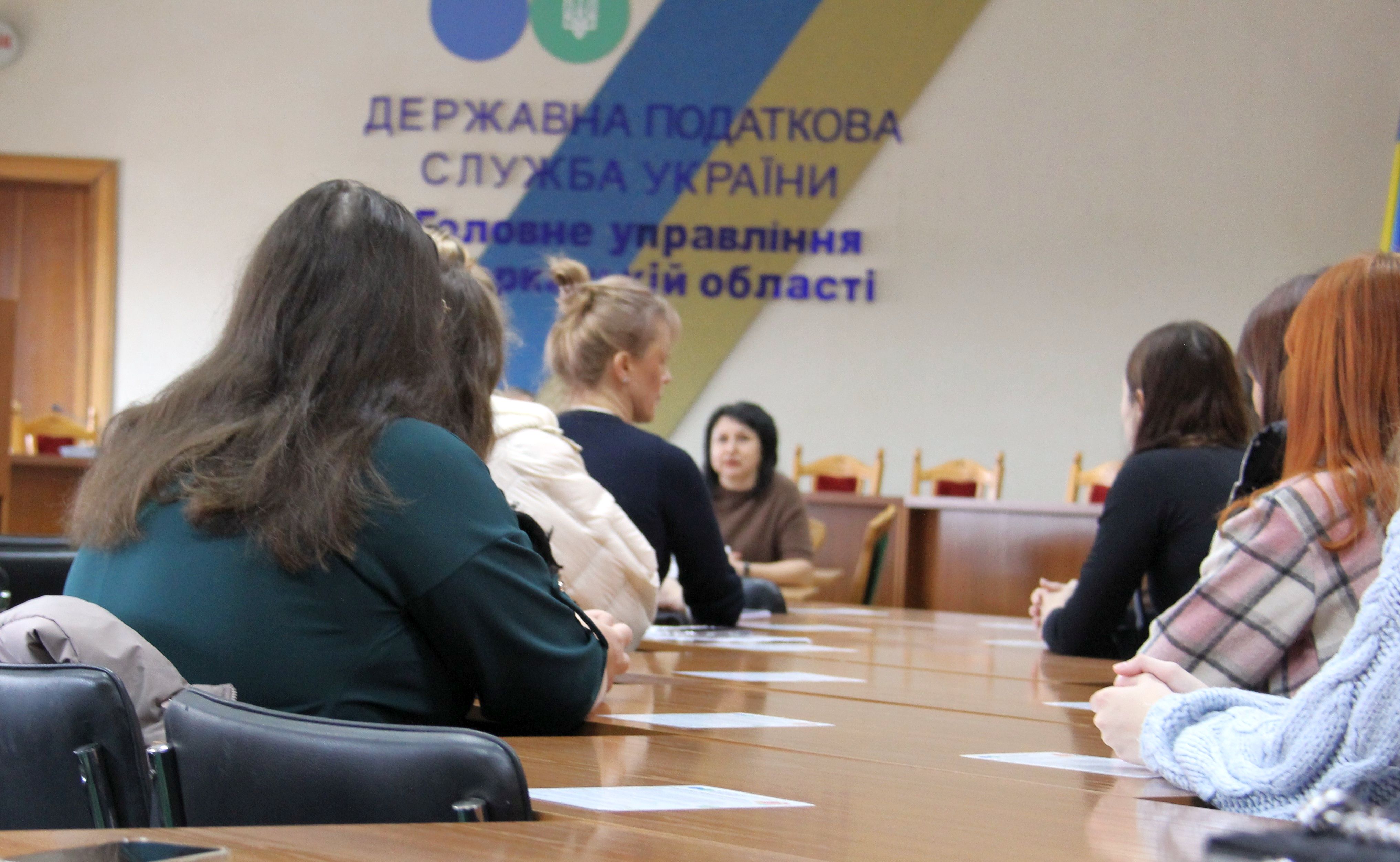 Екскурсія у світ податків: студенти ЧНУ ім. Б. Хмельницького та ЧДТУ з візитом в обласній податковій. Фото № 2/1