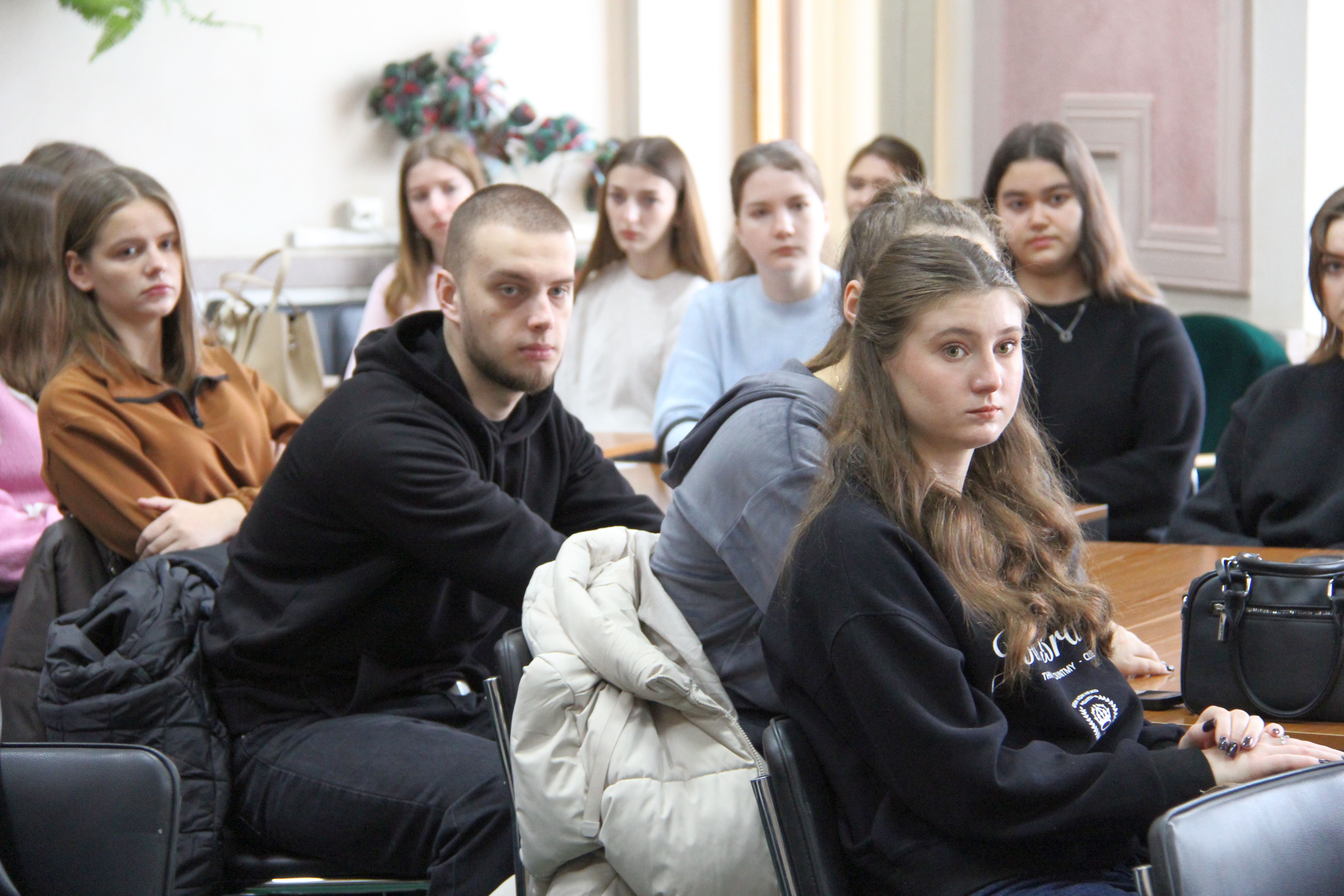 Екскурсія у світ податків: студенти ЧНУ ім. Б. Хмельницького та ЧДТУ з візитом в обласній податковій. Фото № 3/2