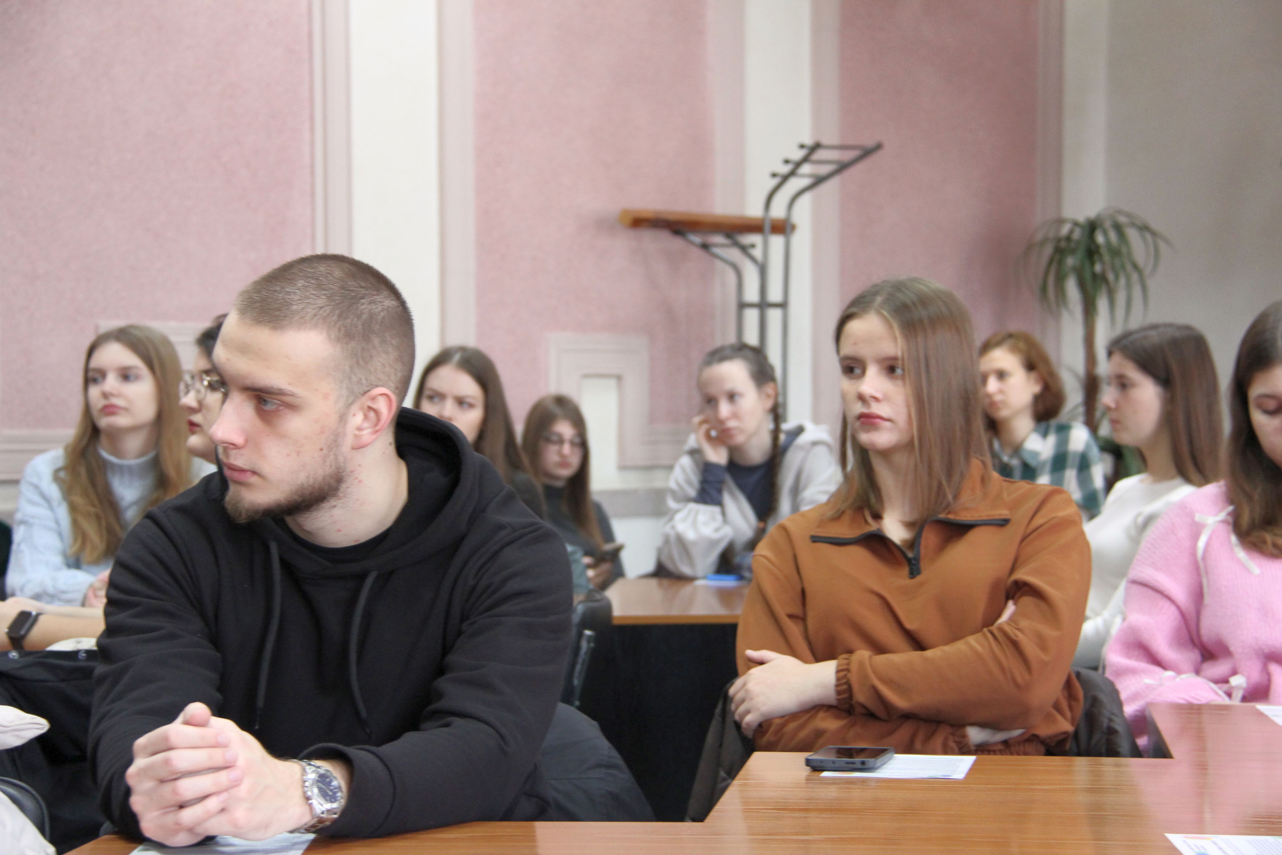 Екскурсія у світ податків: студенти ЧНУ ім. Б. Хмельницького та ЧДТУ з візитом в обласній податковій. Фото № 4/3