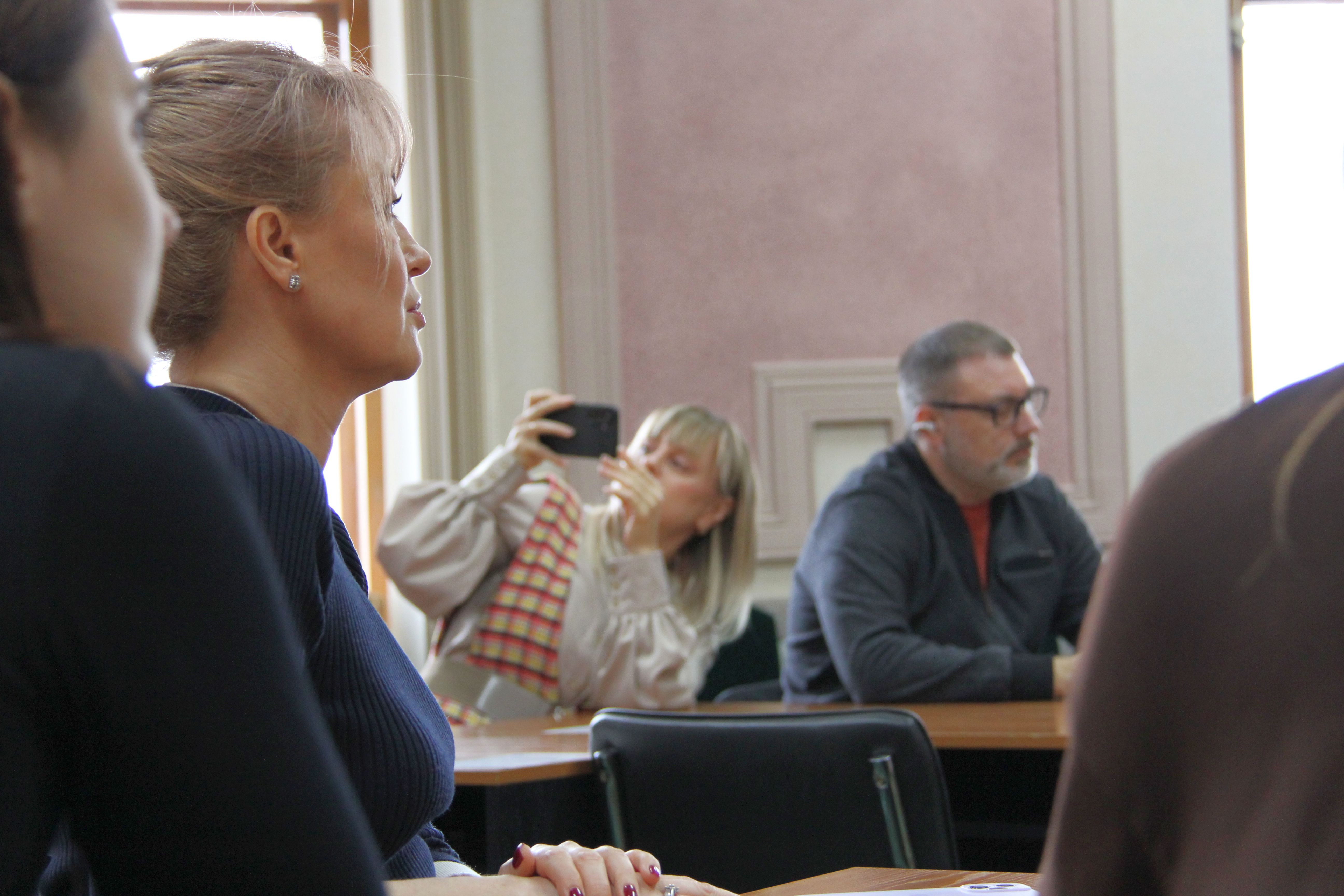 Екскурсія у світ податків: студенти ЧНУ ім. Б. Хмельницького та ЧДТУ з візитом в обласній податковій. Фото № 5/4