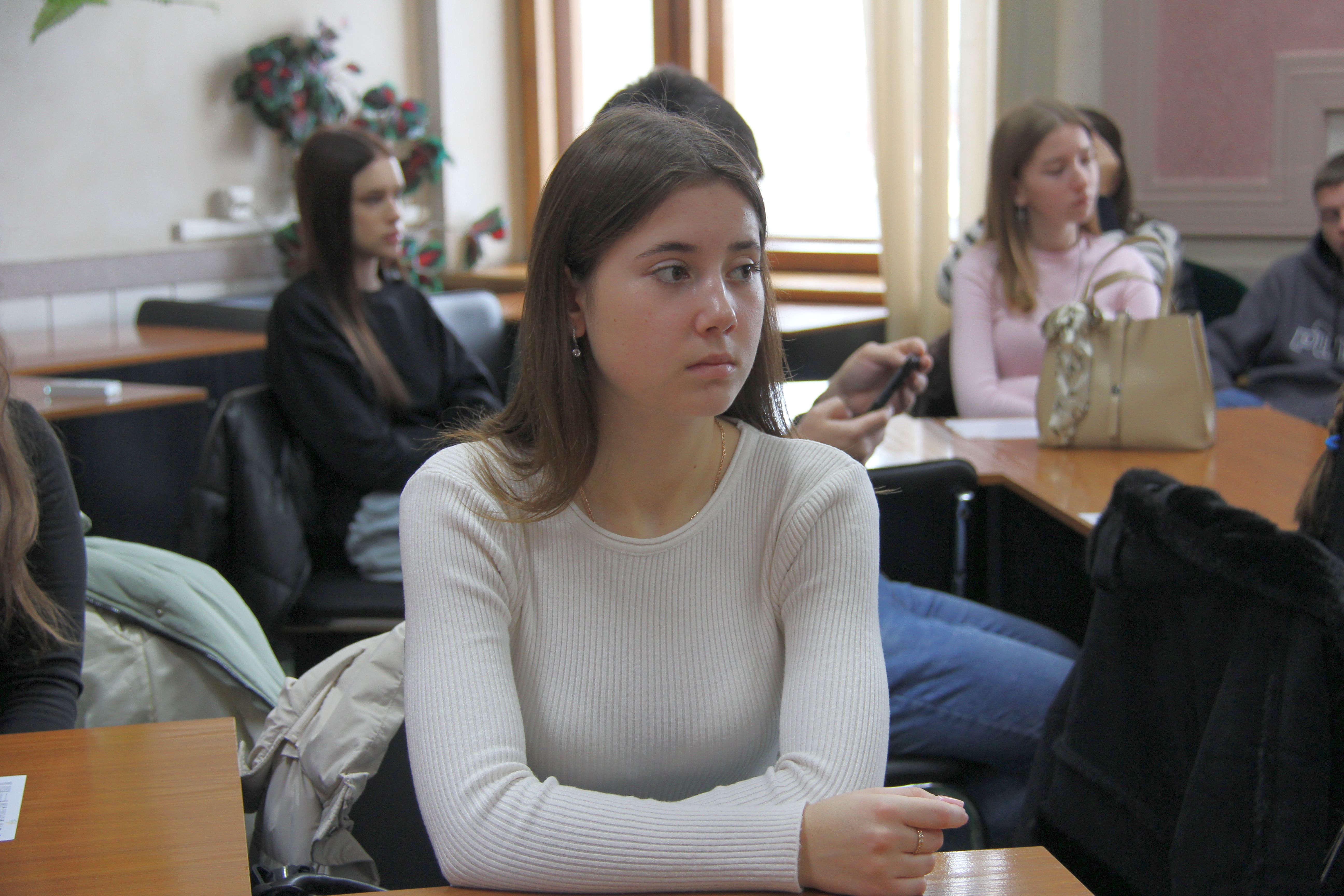 Екскурсія у світ податків: студенти ЧНУ ім. Б. Хмельницького та ЧДТУ з візитом в обласній податковій. Фото № 8/7