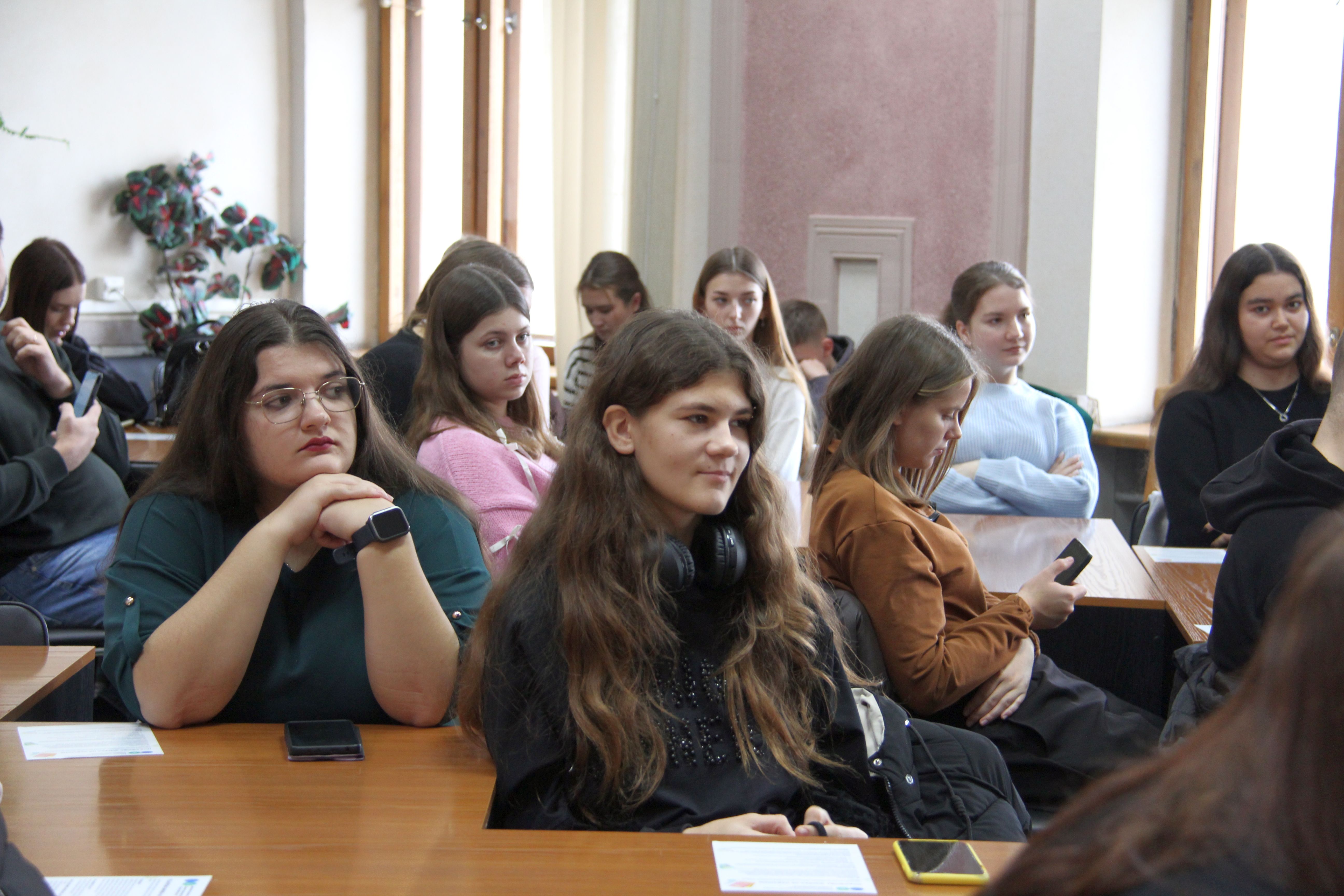 Екскурсія у світ податків: студенти ЧНУ ім. Б. Хмельницького та ЧДТУ з візитом в обласній податковій. Фото № 11/10