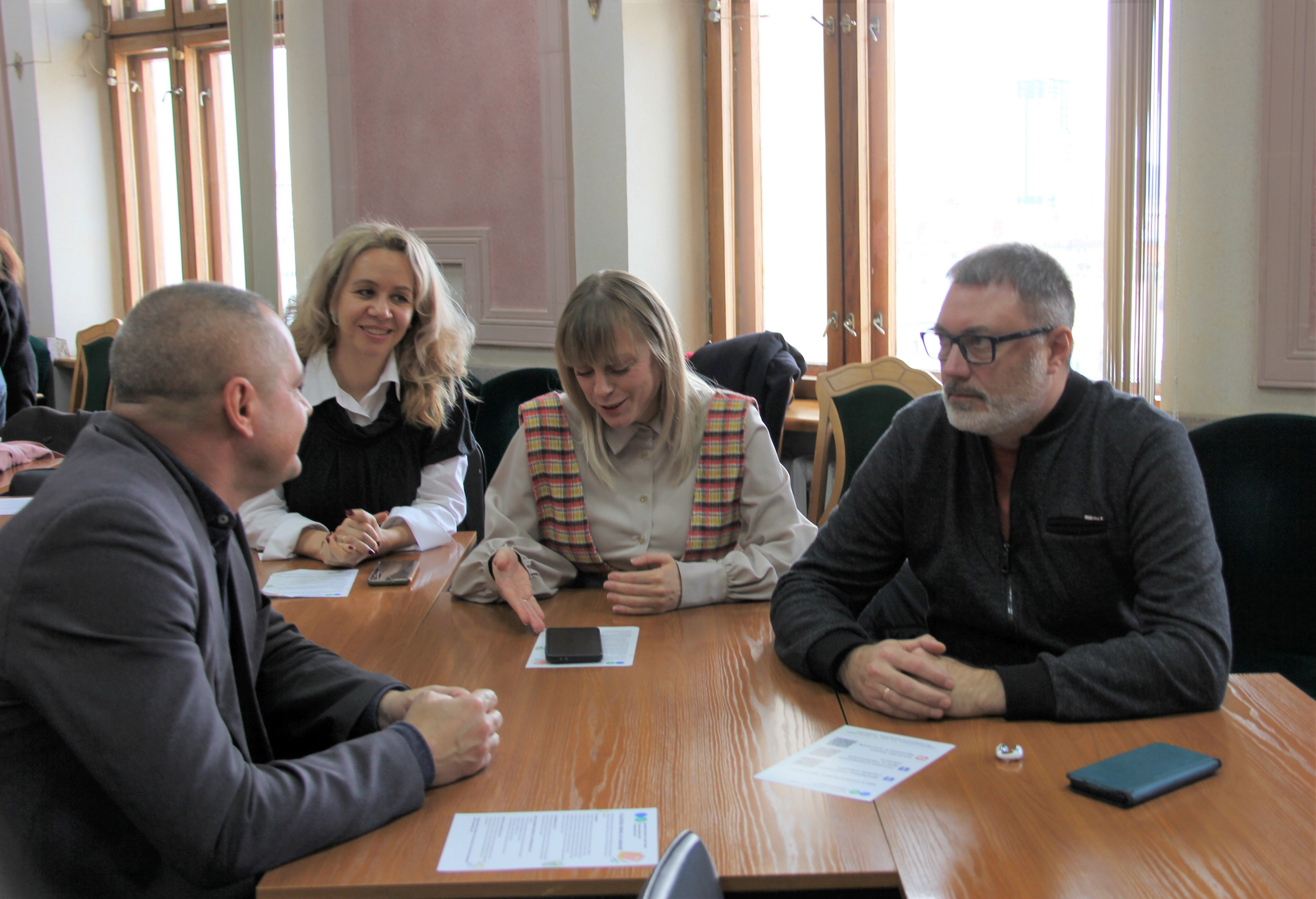 Екскурсія у світ податків: студенти ЧНУ ім. Б. Хмельницького та ЧДТУ з візитом в обласній податковій. Фото № 12/11