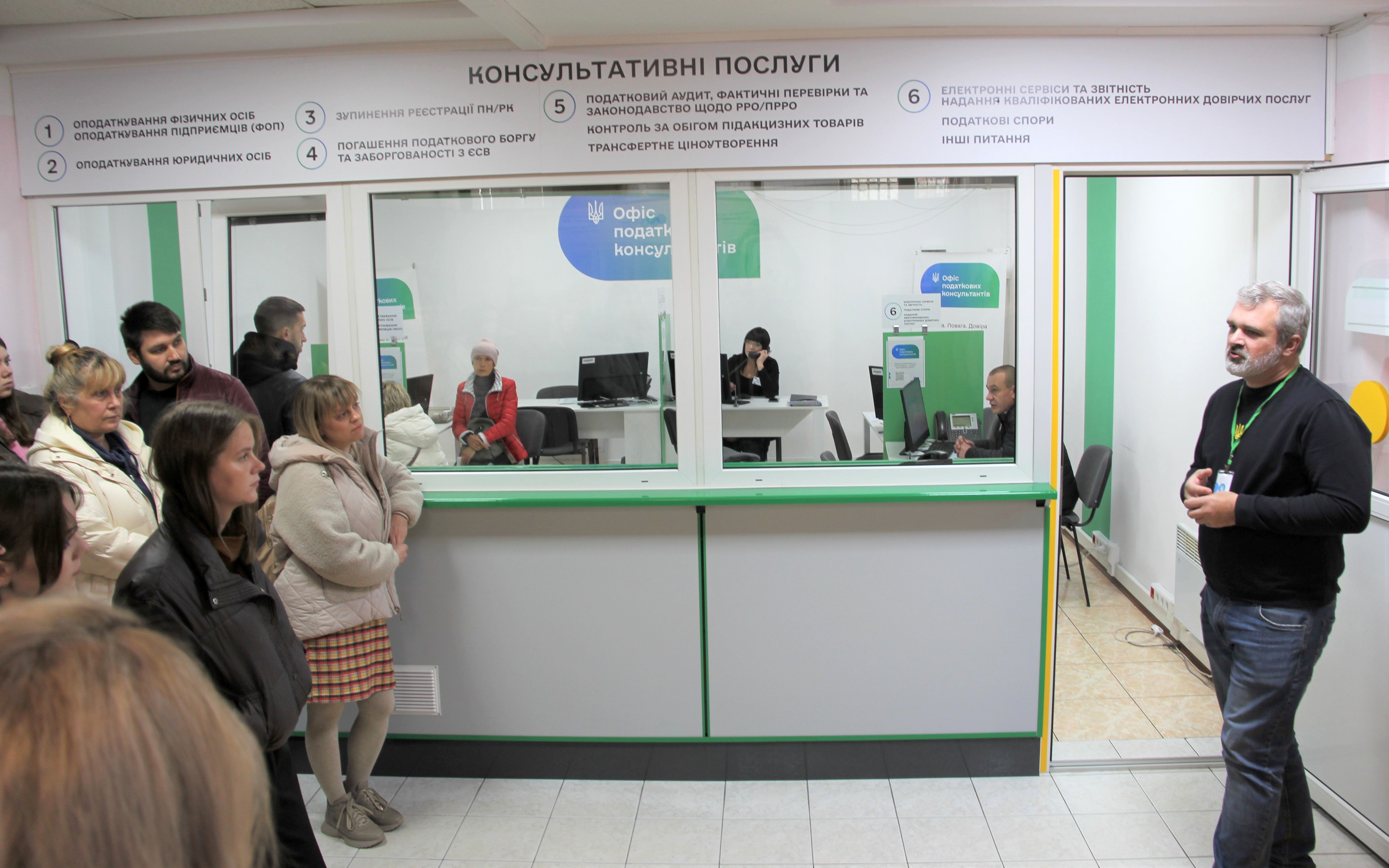 Екскурсія у світ податків: студенти ЧНУ ім. Б. Хмельницького та ЧДТУ з візитом в обласній податковій. Фото № 15/14