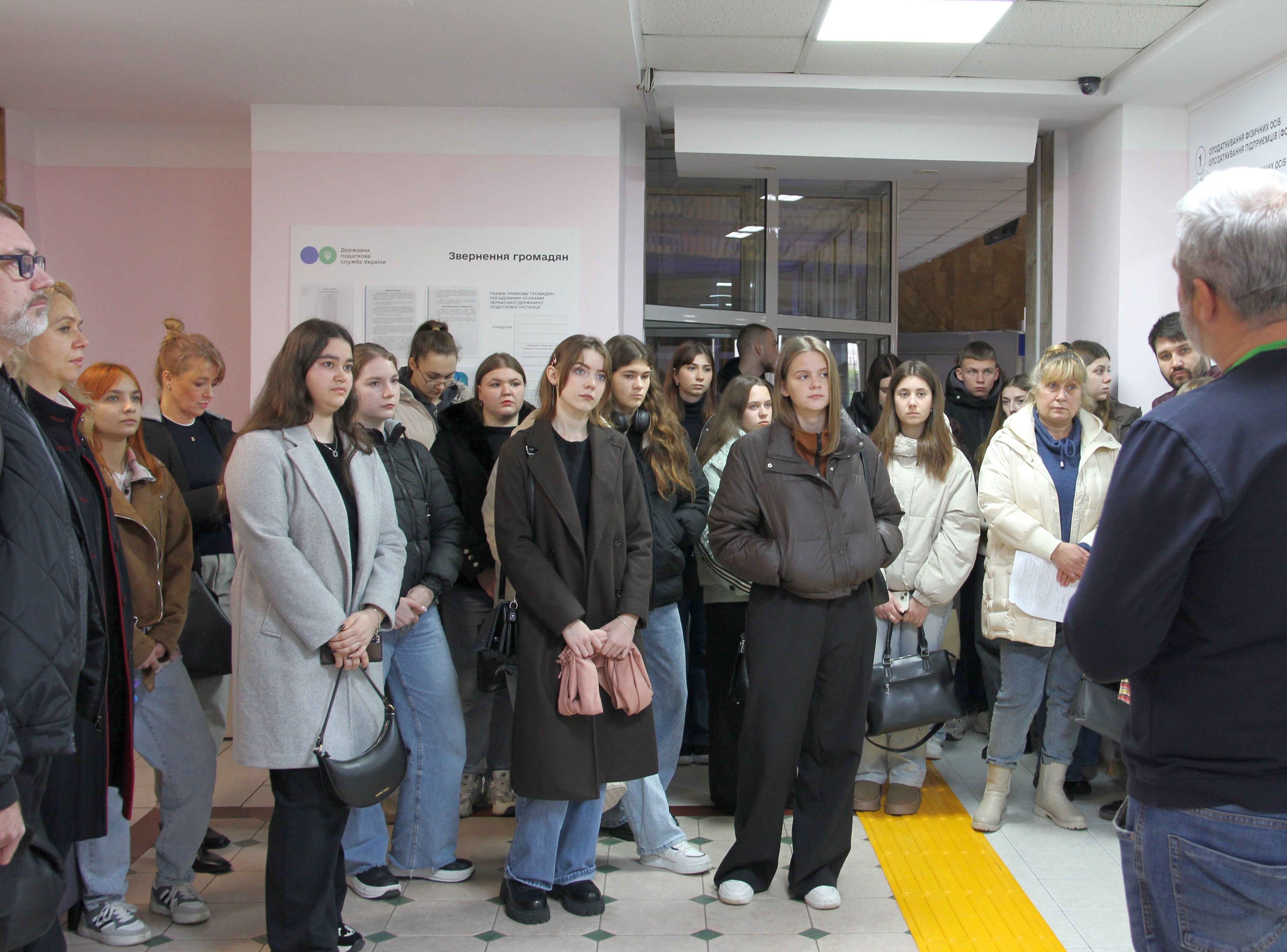 Екскурсія у світ податків: студенти ЧНУ ім. Б. Хмельницького та ЧДТУ з візитом в обласній податковій. Фото № 16/15